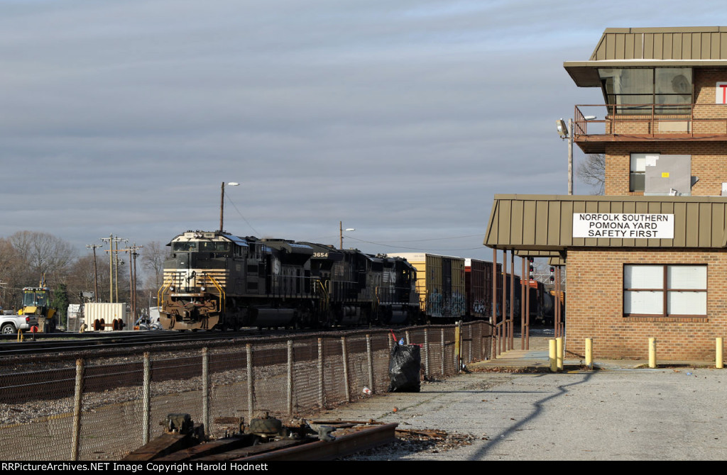 NS 1189 leads train P80 into the yard